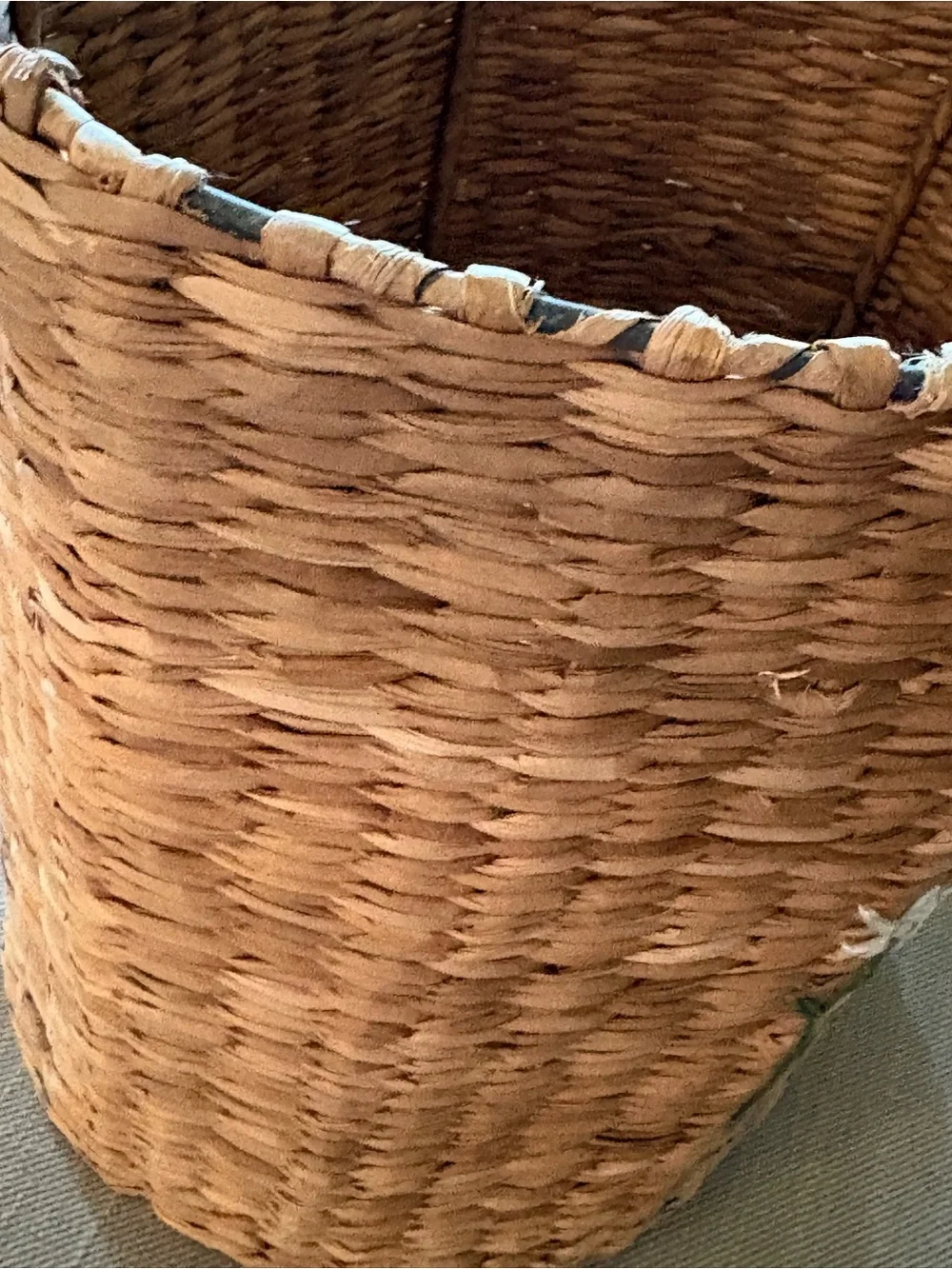 ADORABLE vintage natural woven seagrass basket with daisy floral embellishment